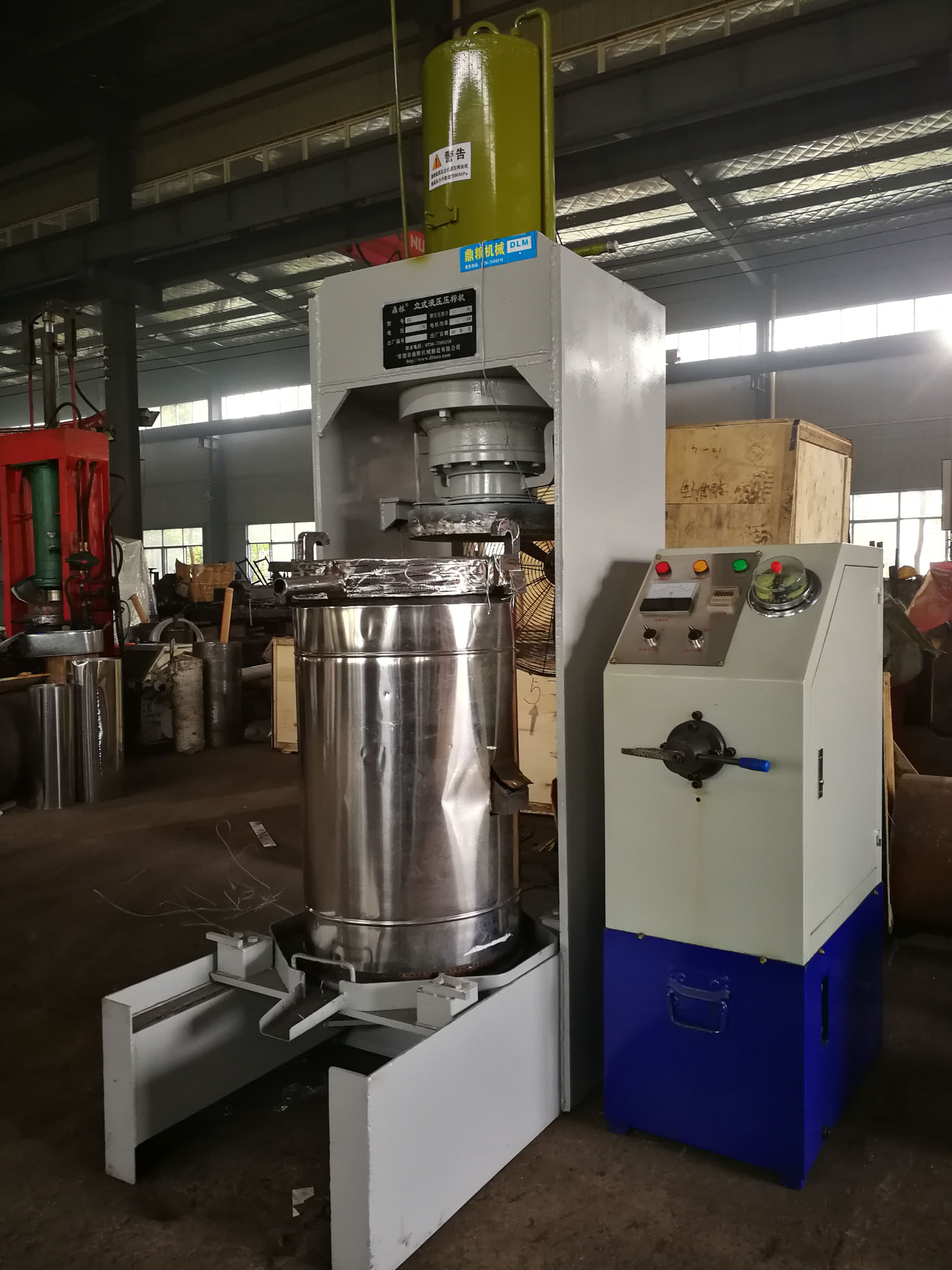 不銹鋼超高壓立式液壓壓榨機(jī)，果汁壓榨機(jī)，果渣壓榨機(jī)，藥材壓榨，油渣處理，白土壓榨